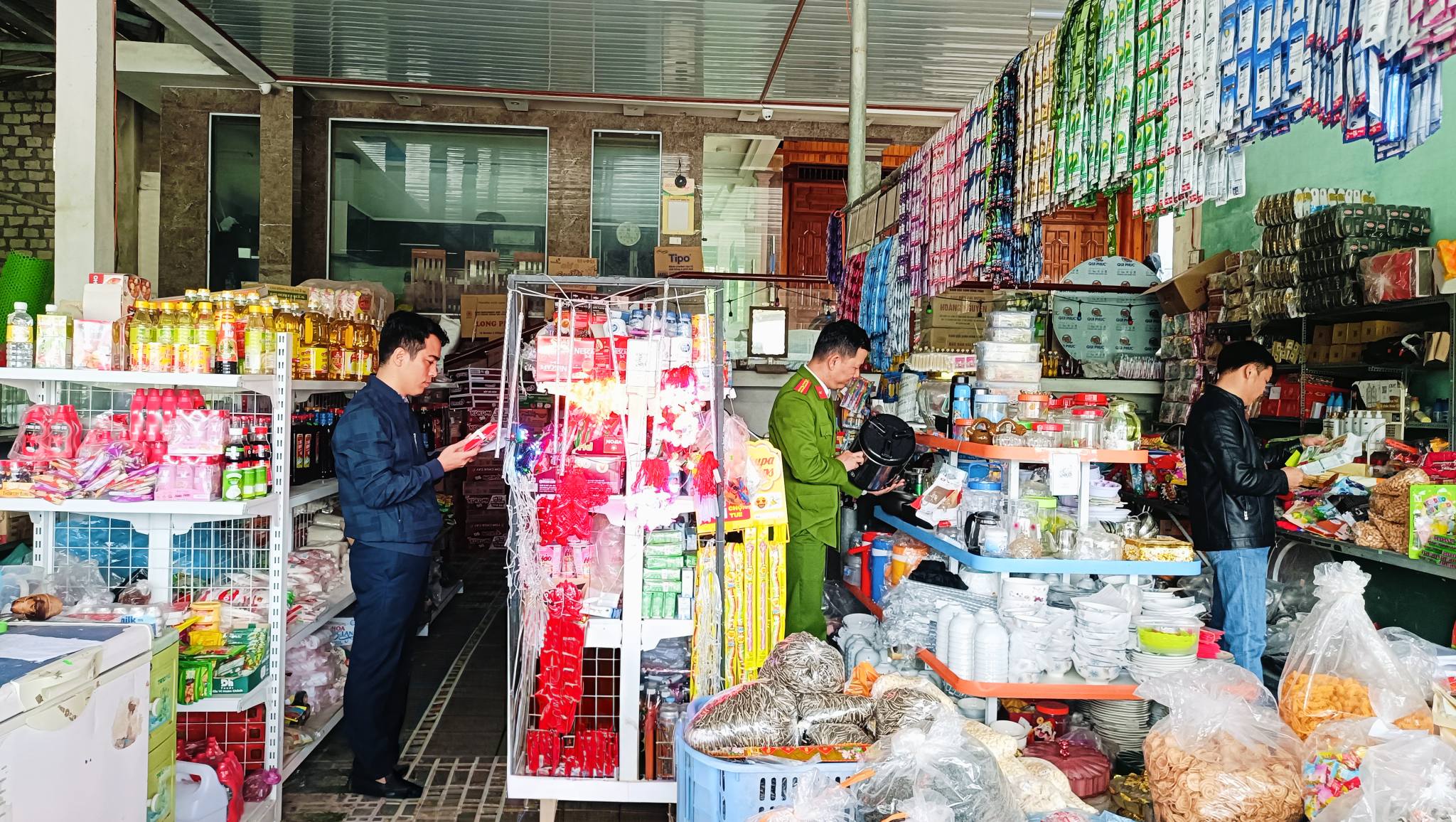 Đoàn liên ngành kiểm tra ATVSTP và thức ăn chăn nuôi 