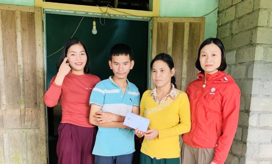 Hội CTĐ & Bảo trợ xã hội xã Kim Hoa: Trao quà cho gia đình khó khăn 