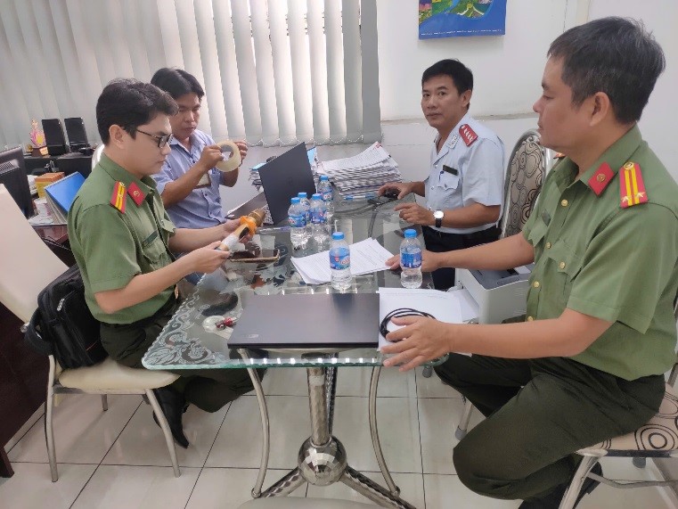 Không sản xuất, nhập khẩu, kinh doanh, sử dụng micro không dây có tần số hoạt động không đúng quy định