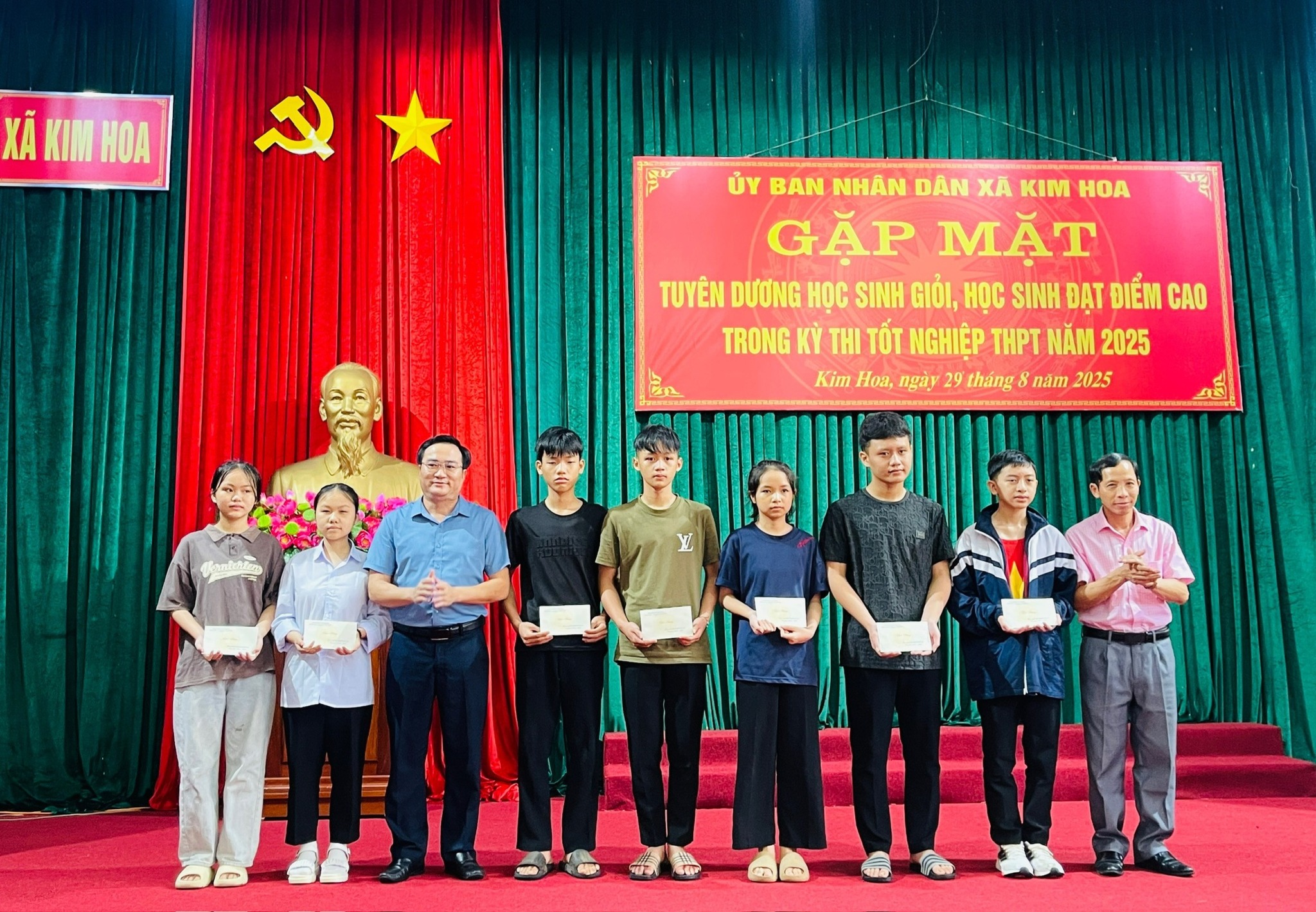Xã Kim Hoa gặp mặt tuyên dương học sinh đạt thành tích xuất sắc 
