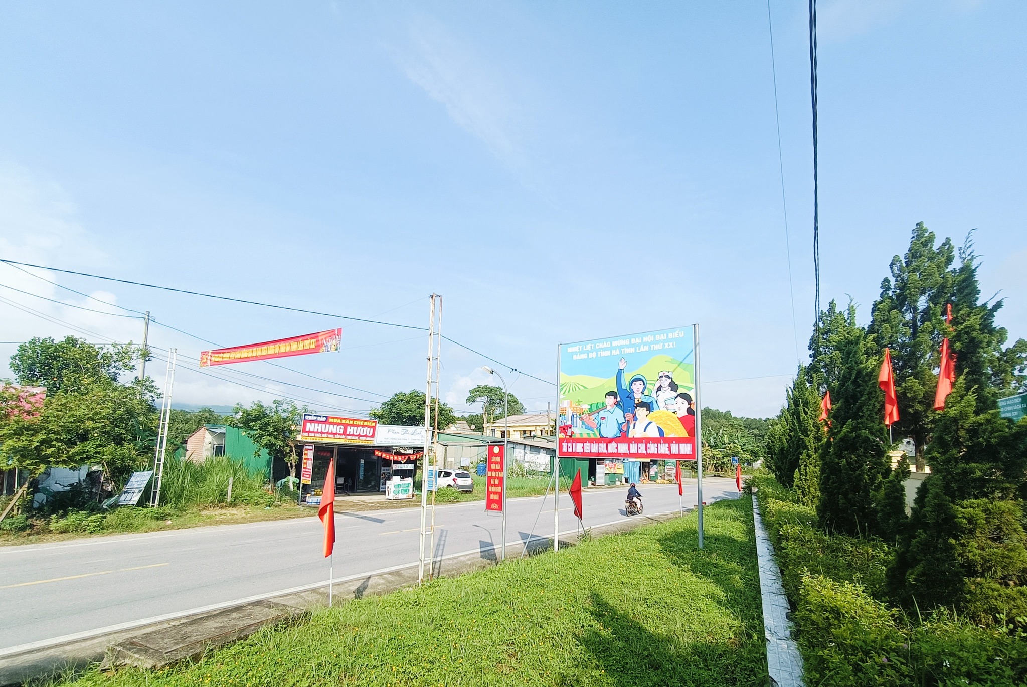 Xã Kim Hoa rực rỡ cờ hoa chào mừng Đại hội Đại biểu Đảng bộ tỉnh khóa XX và Đại hội Đại biểu MTTQ xã Kim Hoa, lần thứ I. 