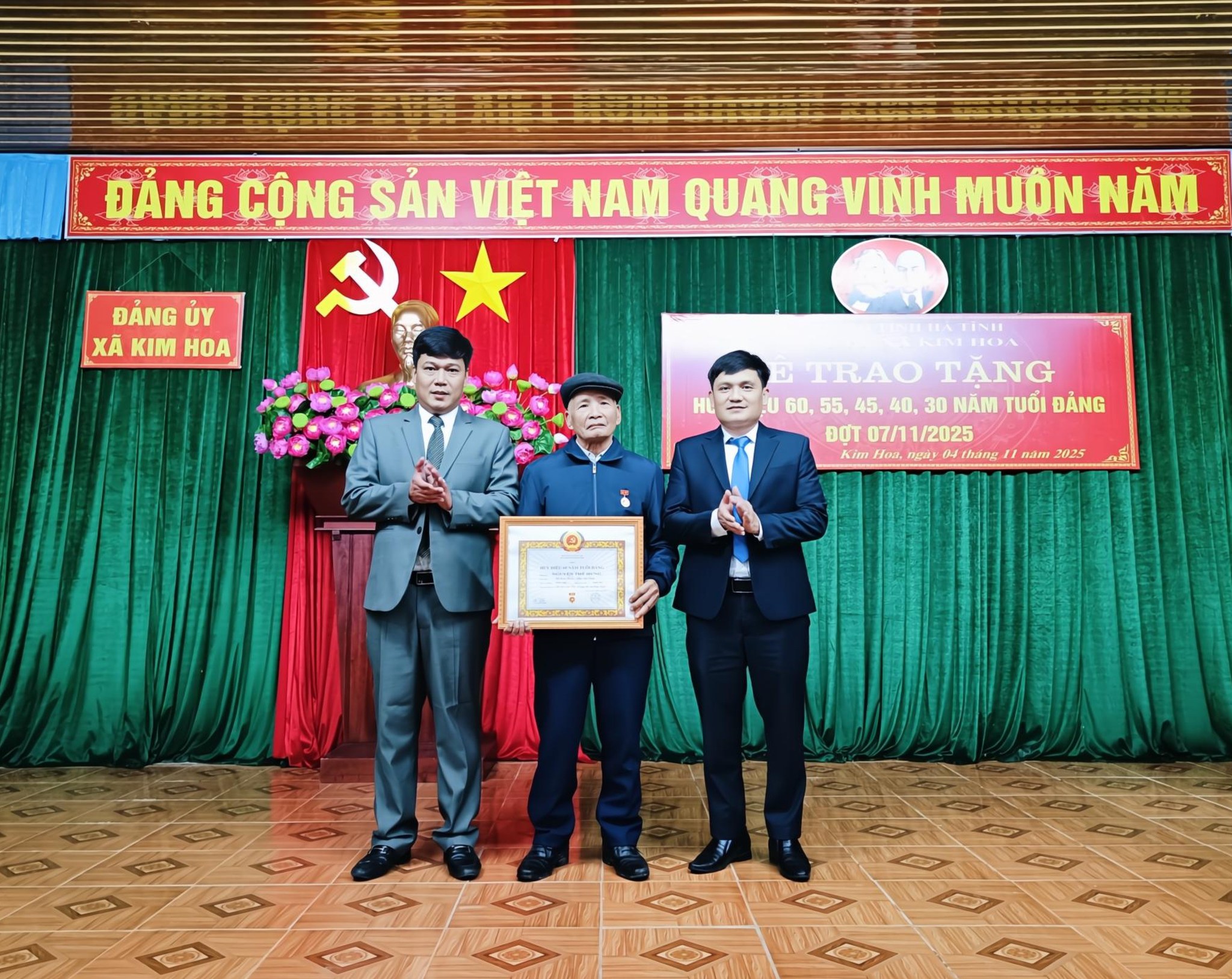 Trao huy hiệu Đảng cho các đảng viên 