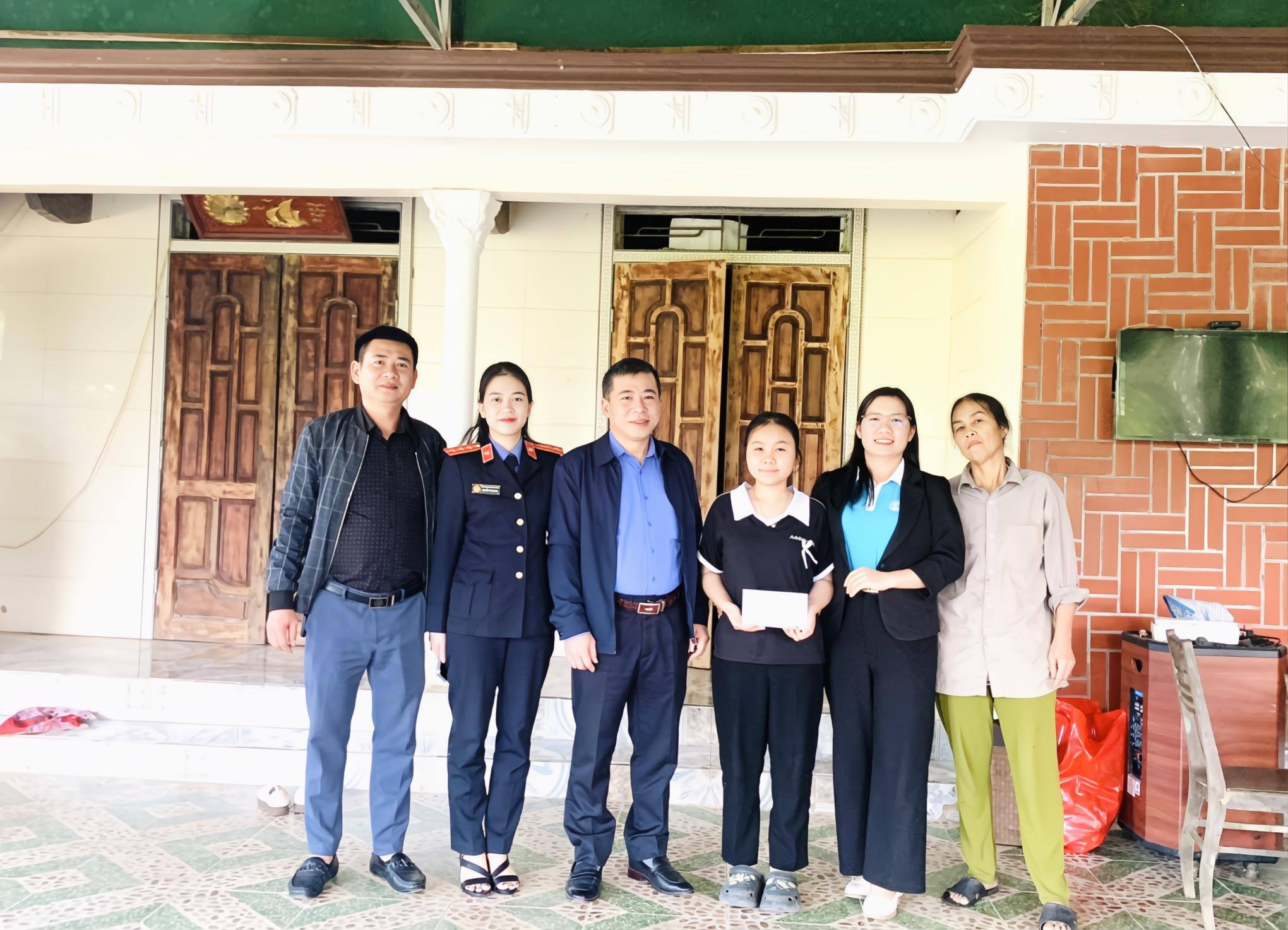 Viện KSND khu vực 5 đỡ đầu trẻ mồ côi 