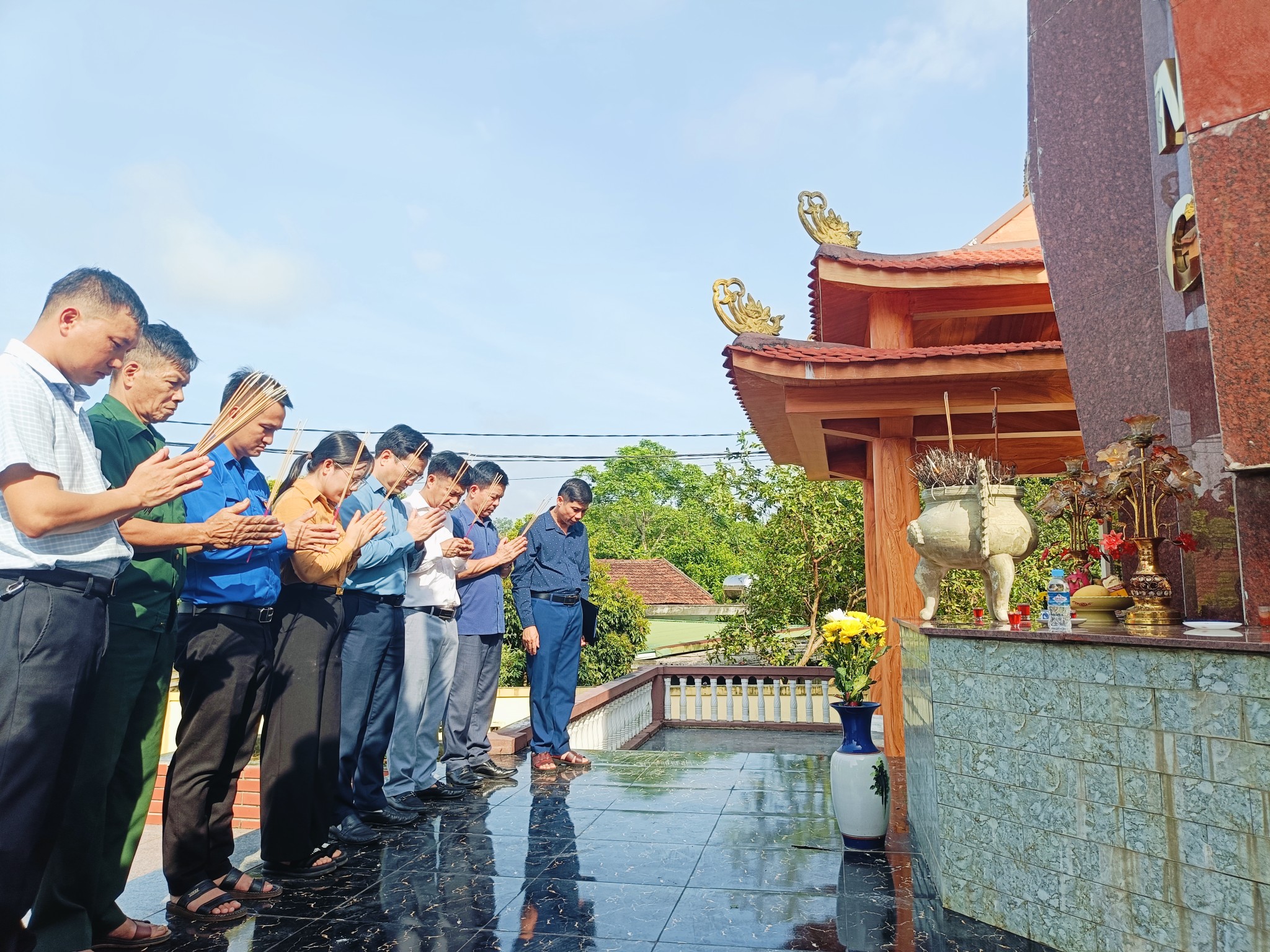 Dâng hương các anh hùng liệt sĩ trước Đại hội MTTQ xã Kim Hoa nhiệm kỳ 2025 - 2030. 