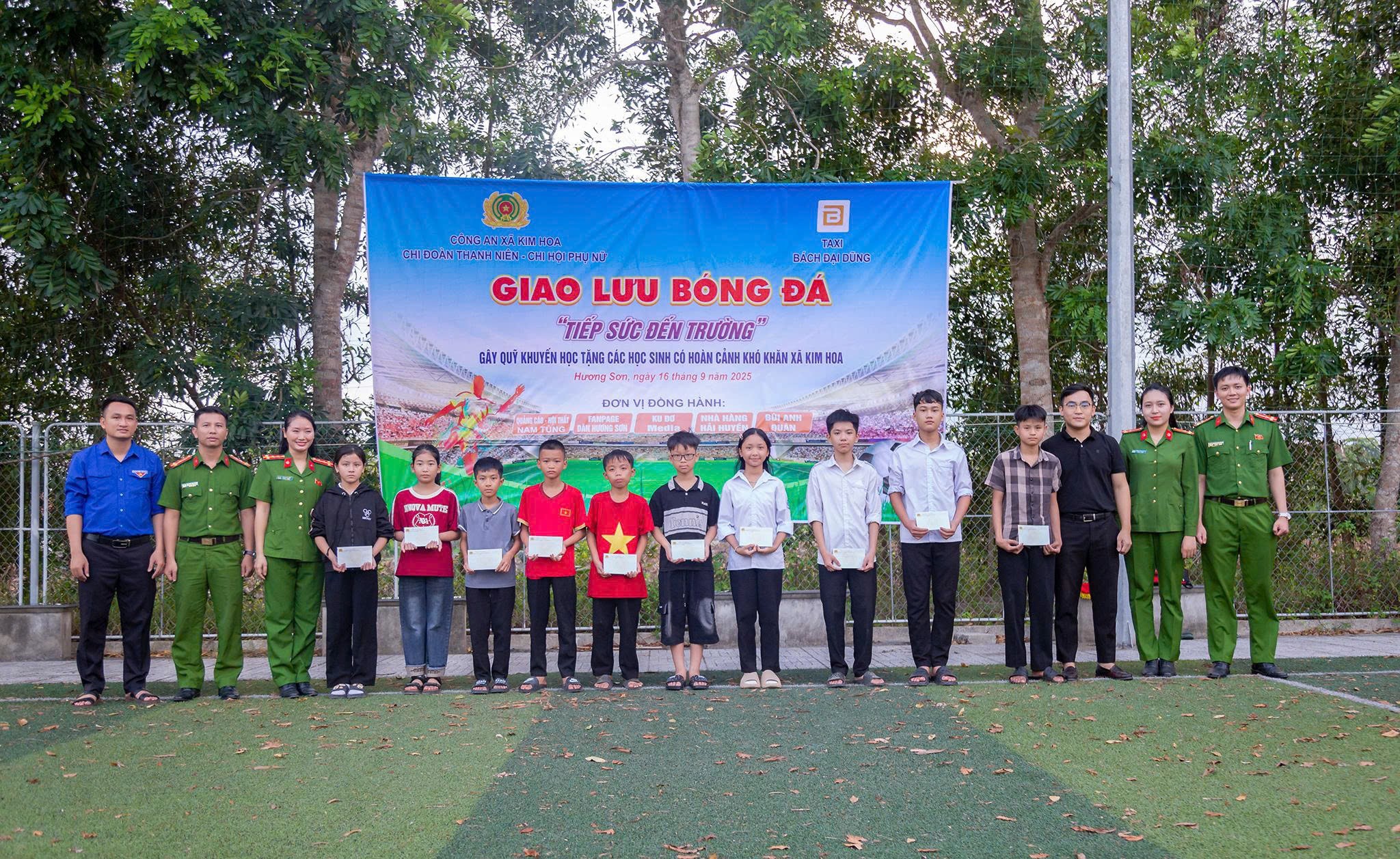 TRAO QUÀ “TIẾP BƯỚC ĐẾN TRƯỜNG” 