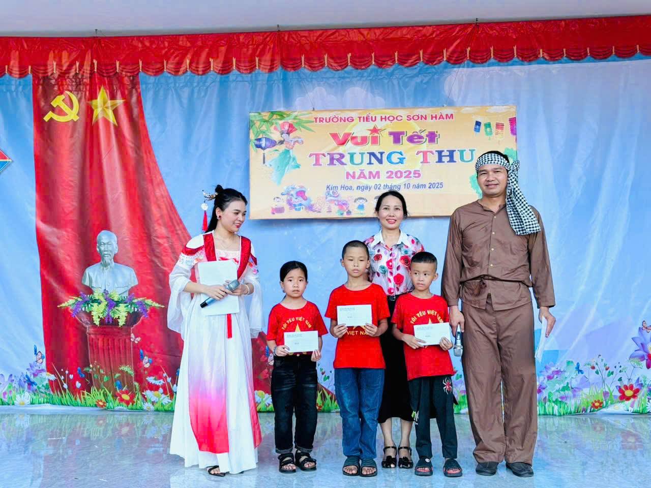 Vui Tết Trung thu tại các trường học vùng lũ Kim Hoa  