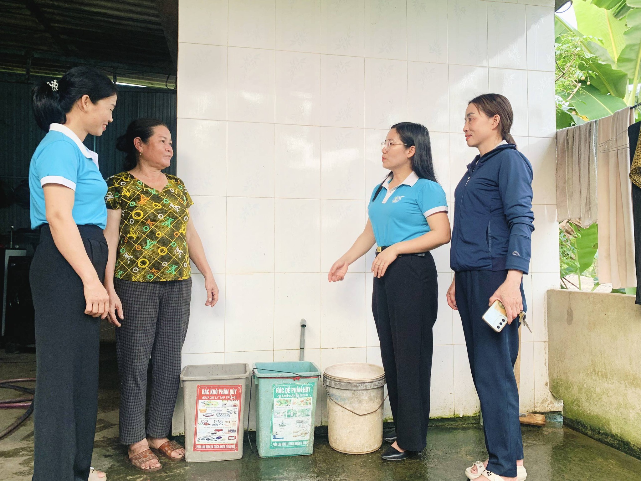 Phụ nữ Kim Hoa tuyên truyền, hướng dẫn phân loại rác tại hộ